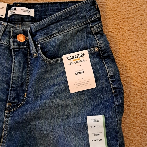 Womens NEW SIGNATURE LEVI SHAPING JEANS. 4. (WAIST 27) - Picture 6 of 15